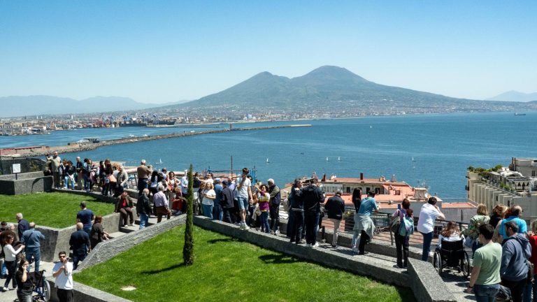Il 2025 di Napoli: “Insieme per crescere” Il 2025 di Napoli: “Insieme per crescere”