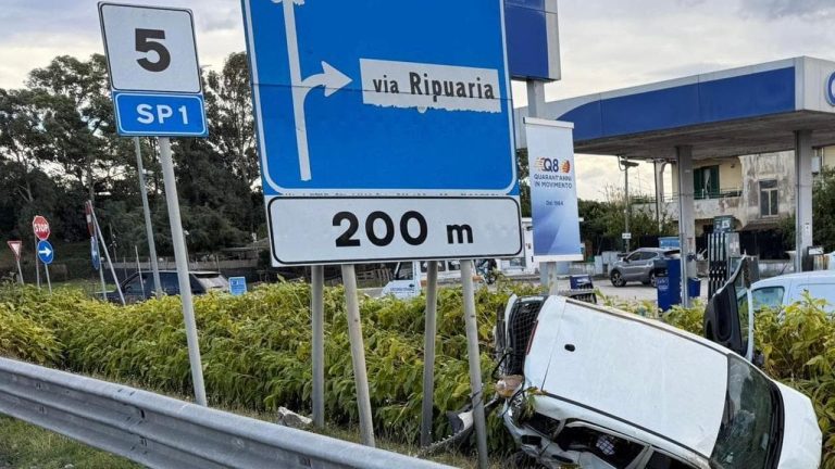 Inseguiti dai carabinieri si schiantano contro vettura di Poste Italiane: due arresti, un ferito