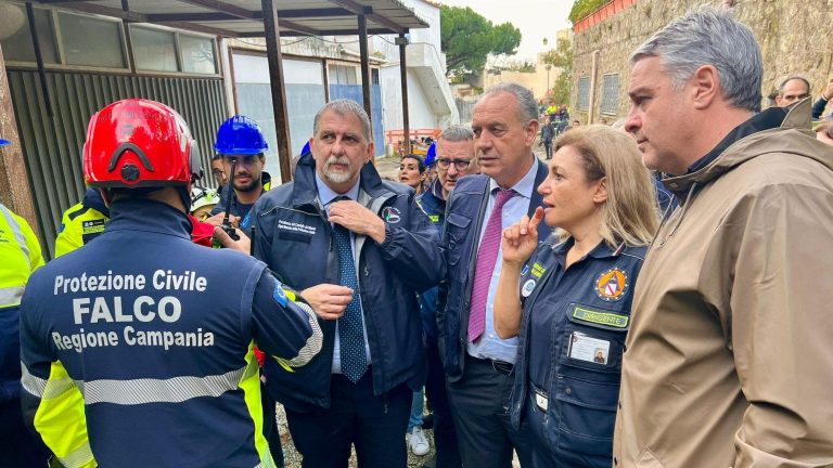 Ischia, allerta rossa, sfollati e un disperso. Ma stavolta è un’esercitazione (riuscita) Ischia, allerta rossa, sfollati e un disperso. Ma stavolta è un’esercitazione (riuscita)
