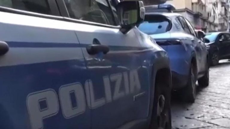 Napoli, faida in centro dopo una rissa in discoteca: “Girano armati e sparano tra i bambini”