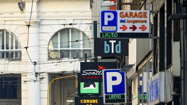 Napoli, il salasso dei parcheggi: fino a 10 euro l’ora per una sosta in centro