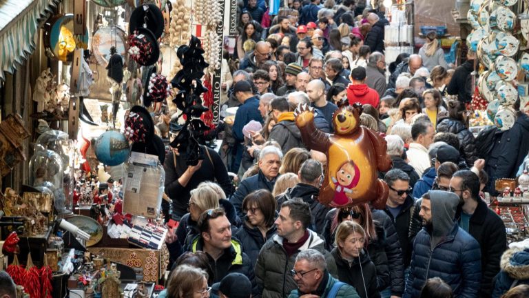 Napoli, iperturismo nel centro storico. I residenti: “Basta degrado” Napoli, iperturismo nel centro storico. I residenti: “Basta degrado”