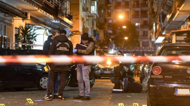 Napoli, la “Gomorra” del rione ‘Case nuove’: “In strada con il mitra, sembra l’Isis” Napoli, la “Gomorra” del rione ‘Case nuove’: “In strada con il mitra, sembra l’Isis”