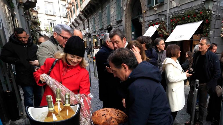 Napoli, Natale 2024: auguri ai baretti di Chiaia. Tra folla, brindisi e controlli – Le foto