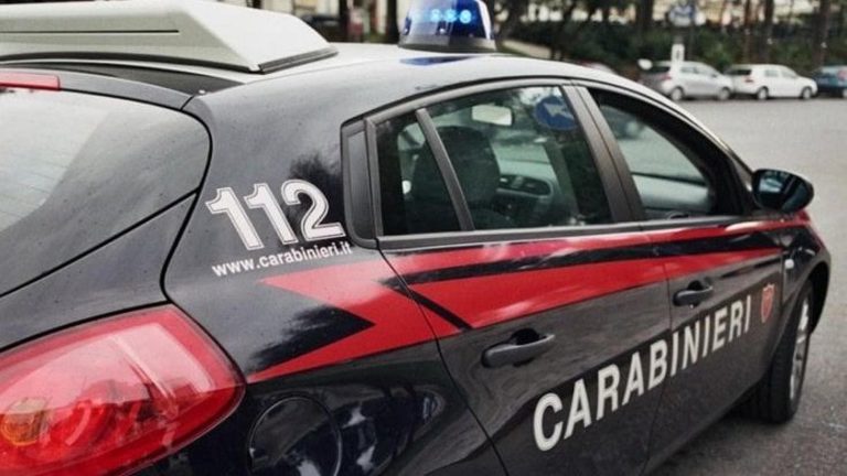 Napoli, ragazza di 22 anni picchiata e sequestrata in un hotel. Arrestato l’ex fidanzato