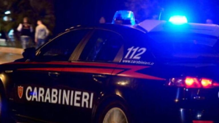 Qualiano, scopre ladri in casa e gli spara: colpito un passante 22enne da proiettile vagante