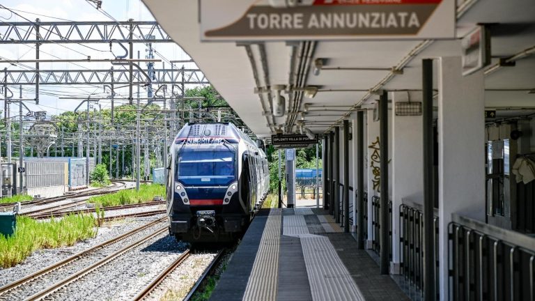 Rami sulla linea aerea, a Natale interrotta tratta Circumvesuviana tra Napoli e Torre Annunziata