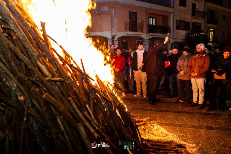 Riti di Fuoco 2024 a Lioni: Folklore e Tradizioni in Irpinia Riti di Fuoco 2024 a Lioni: Folklore e Tradizioni in Irpinia
