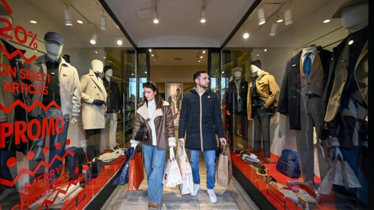 Shopping di Natale, spese in calo ma resiste l’extra lusso delle griffe Shopping di Natale, spese in calo ma resiste l’extra lusso delle griffe