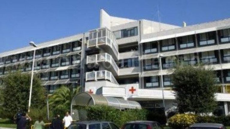 Si lamenta dell’attesa e aggredisce sanitari in ospedale Pozzuoli: arrestato 24enne incensurato