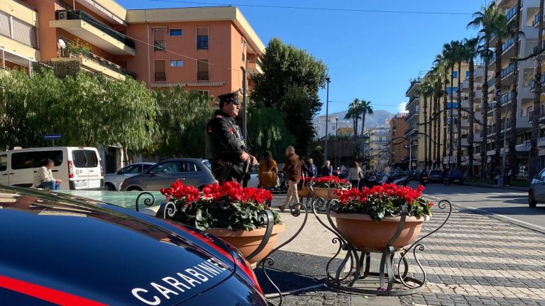 Sorrento, massacrato dal branco. La madre: “Picchiato nell’indifferenza. Giovani senza valori”