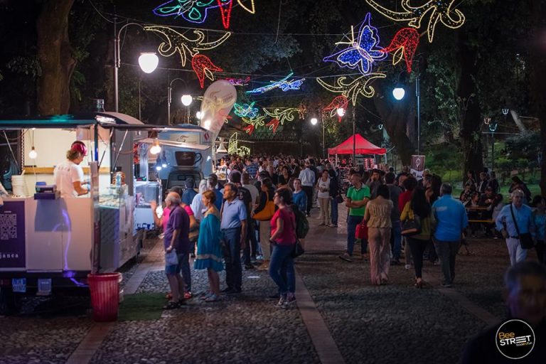 Sorrento Street Food Village: Street Food tra le coloratissime Apecar e Tony Tammaro Sorrento Street Food Village: Street Food tra le coloratissime Apecar e Tony Tammaro