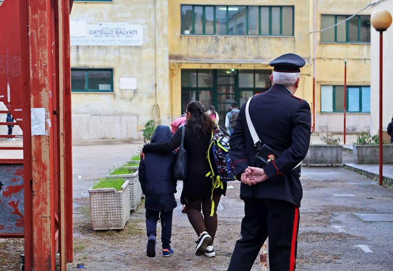 Abusi su alunni, arrestata prof picchiata a scuola a Castellammare di Stabia Abusi su alunni, arrestata prof picchiata a scuola a Castellammare di Stabia