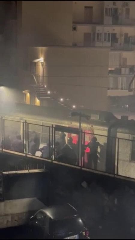 Assalto ultrà alla Circum, proclamato per domani sciopero di 4 ore. Eav incontrerà il Prefetto Assalto ultrà alla Circum, proclamato per domani sciopero di 4 ore. Eav incontrerà il Prefetto