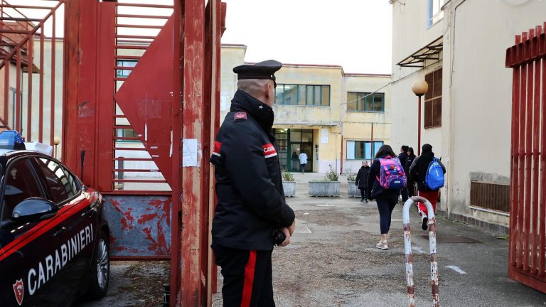 Castellammare di Stabia, arrestata per violenza sessuale su minori la prof aggredita dai genitori