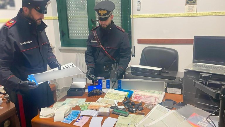Cercola, riciclaggio di auto rubata e una pistola clandestina, arrestato un 48enne