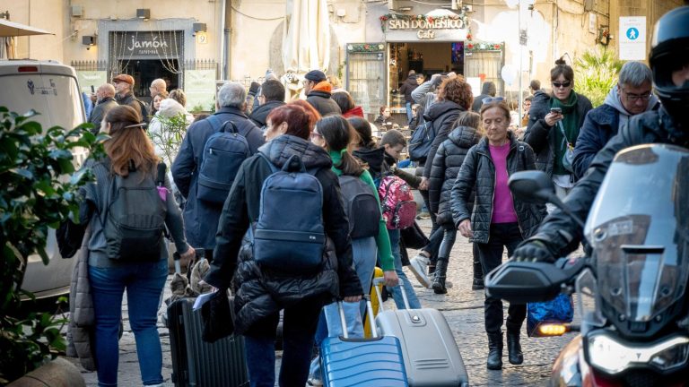Codice Cin contro B&b abusivi: 4500 a rischio a Napoli, multe fino a ottomila euro e addio portali