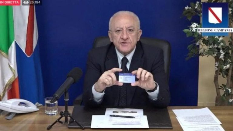 De Luca: “Seicentomila euro per le Covid card? Sto preparando l’assegno. Solo io devo rispondere” De Luca: “Seicentomila euro per le Covid card? Sto preparando l’assegno. Solo io devo rispondere”