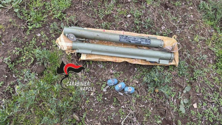 Giugliano, carabinieri trovano in un terreno due bazooka e bombe a mano Giugliano, carabinieri trovano in un terreno due bazooka e bombe a mano