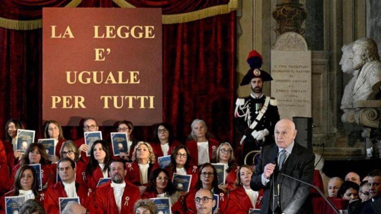 I magistrati difendono la Costituzione I magistrati difendono la Costituzione