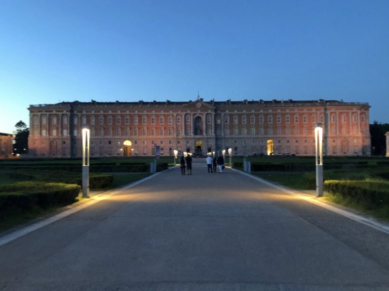 La “Discesa della Befana” dalla Reggia di Caserta | Epifania 2025