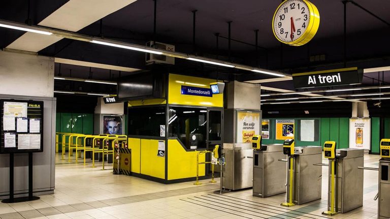 Napoli, aggressione in metro: un pugno al volto a un agente di stazione Napoli, aggressione in metro: un pugno al volto a un agente di stazione