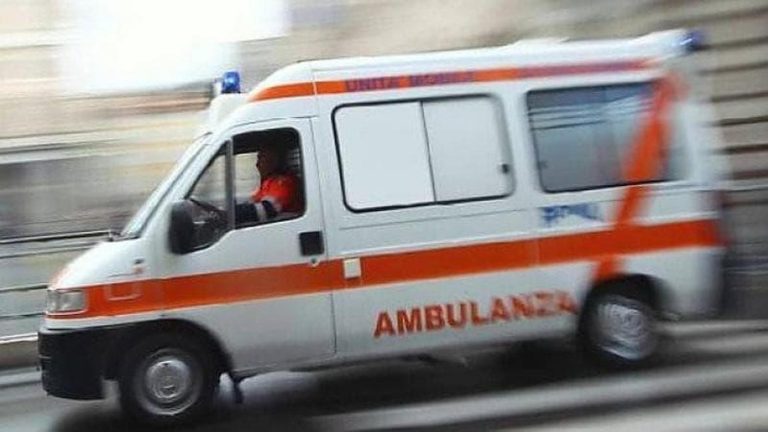 Napoli, furto sull’ambulanza: presi tablet, borse e medicinali Napoli, furto sull’ambulanza: presi tablet, borse e medicinali