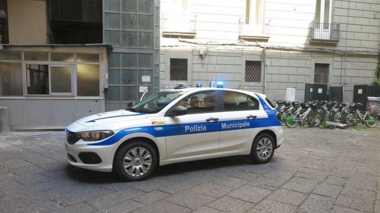 Napoli, sigilli a B&b: aveva un soppalco abusivo in via Toledo Napoli, sigilli a B&b: aveva un soppalco abusivo in via Toledo