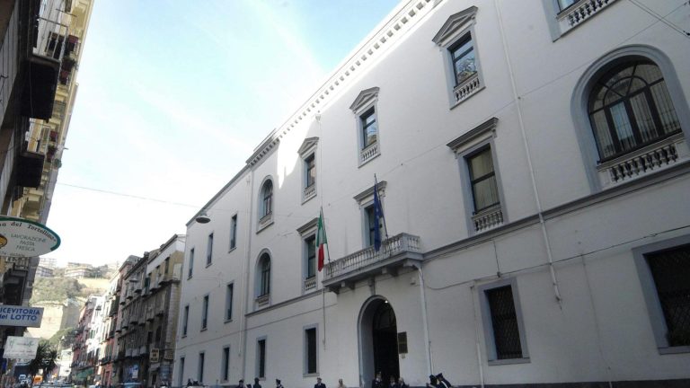 Negozi comunali Napoli, 11 dirigenti a processo: mancati incassi per un milione, ecco le nuove carte Negozi comunali Napoli, 11 dirigenti a processo: mancati incassi per un milione, ecco le nuove carte