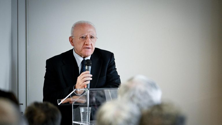 Ospedale Sant’Agnello, De Luca contestato: “Non devo chiedere il permesso di parlare…” Ospedale Sant’Agnello, De Luca contestato: “Non devo chiedere il permesso di parlare…”