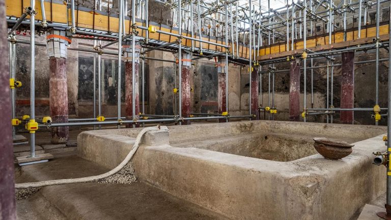 Pompei, scoperto grande impianto termale in una domus: era la spa per gli ospiti dei banchetti