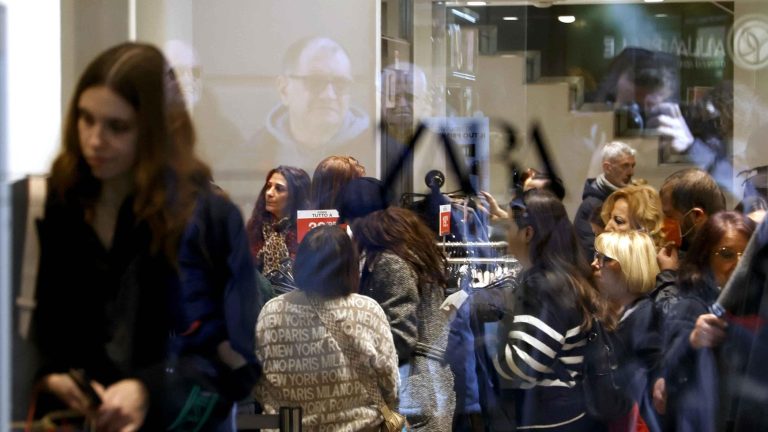 Saldi a Napoli, vince il low cost: caccia al super-ribasso Saldi a Napoli, vince il low cost: caccia al super-ribasso