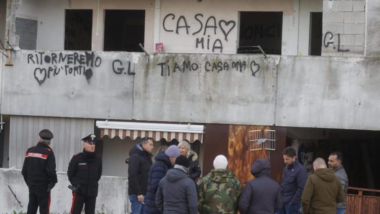 Sgombero della Vela rossa a Scampia, la protesta di 11 famiglie: “Non andiamo via”