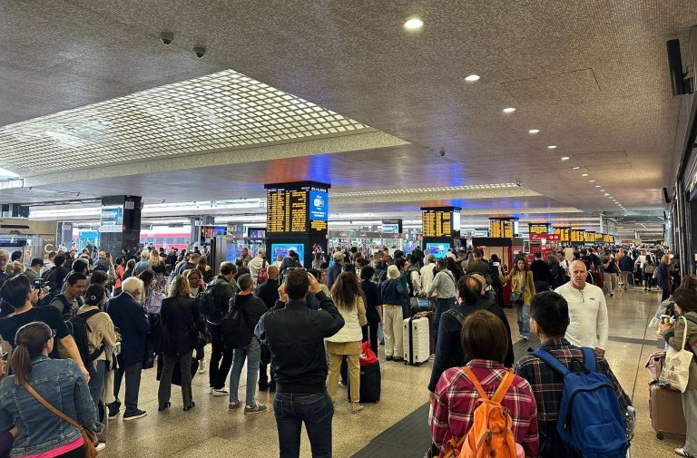 Treni, ancora ritardi sull’Alta velocità Roma-Napoli: “Inconveniente tecnico” Treni, ancora ritardi sull’Alta velocità Roma-Napoli: “Inconveniente tecnico”
