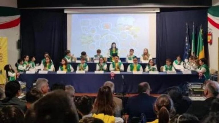 Zangrillo a Caivano, i bambini: “Vogliamo incontrare la presidente Meloni”