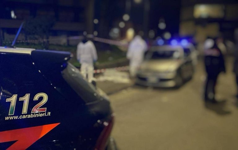 Agguato a Napoli, due morti: raffica di colpi nel quartiere Miano Agguato a Napoli, due morti: raffica di colpi nel quartiere Miano