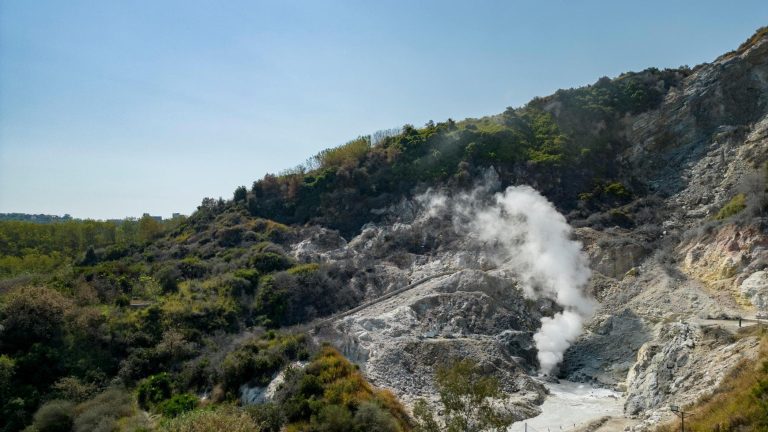 Campi Flegrei, allarme anidride carbonica: rischio di concentrazioni alte nei locali seminterrati Campi Flegrei, allarme anidride carbonica: rischio di concentrazioni alte nei locali seminterrati