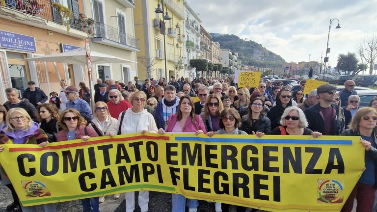 Campi Flegrei, corteo a Pozzuoli: “Più sicurezza, non vogliamo contare i morti” Campi Flegrei, corteo a Pozzuoli: “Più sicurezza, non vogliamo contare i morti”