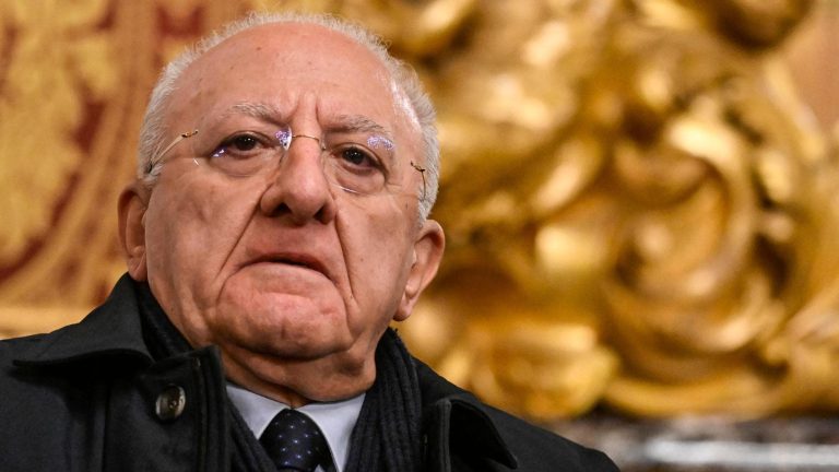 De Luca: “Ok a Trump se ferma la guerra in Ucraina” De Luca: “Ok a Trump se ferma la guerra in Ucraina”