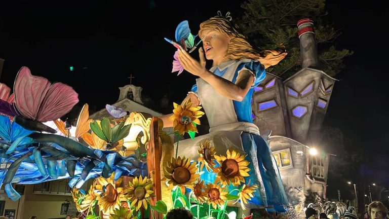 Gran Carnevale di Maiori ed i suoi spettacolari Carri Allegorici: il carnevale della Meraviglia in Costiera Amalfitana Gran Carnevale di Maiori ed i suoi spettacolari Carri Allegorici: il carnevale della Meraviglia in Costiera Amalfitana