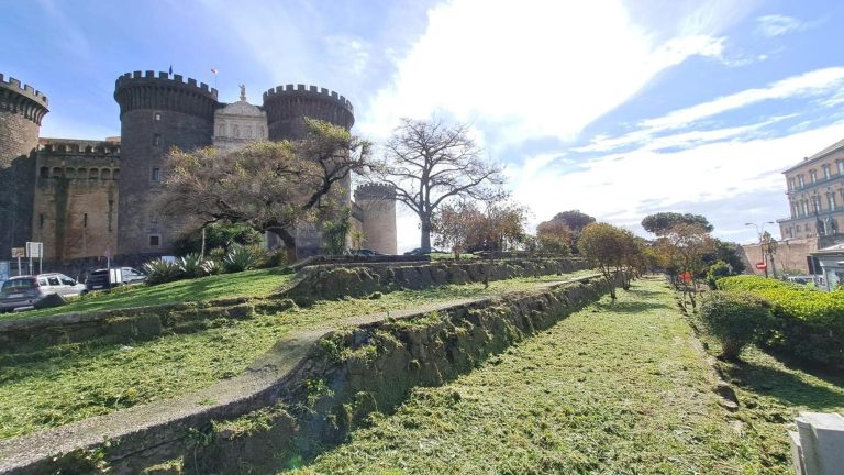 Maschio Angioino, smantellata la baraccopoli e ripulita l’area verde Maschio Angioino, smantellata la baraccopoli e ripulita l’area verde