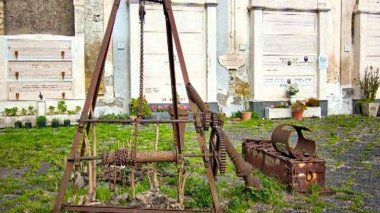 Napoli, sequestrato il cimitero delle 366 fosse: degrado e abusivismo nell’opera di Fuga