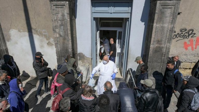 Senza fissa dimora, il prefetto di Napoli incontra Caritas e Comune: “Aumentare i posti letto”