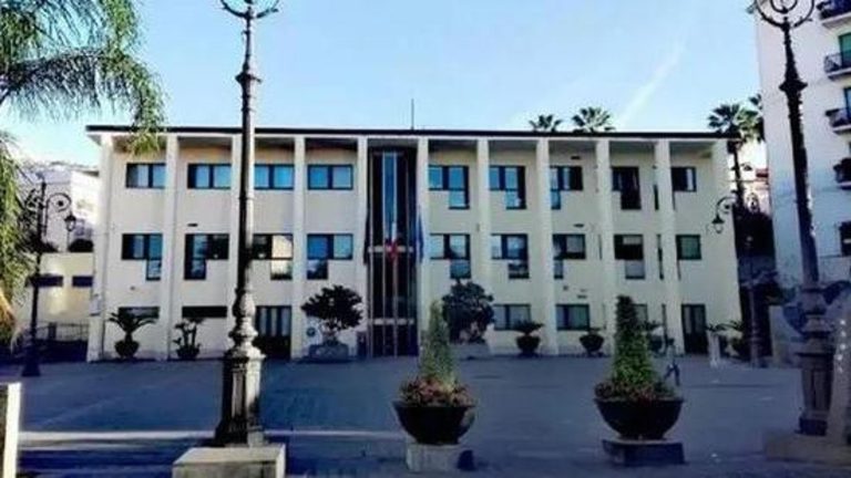 Vico Equense, 22 vigili urbani indagati per assenteismo. Auto di servizio a uso privato