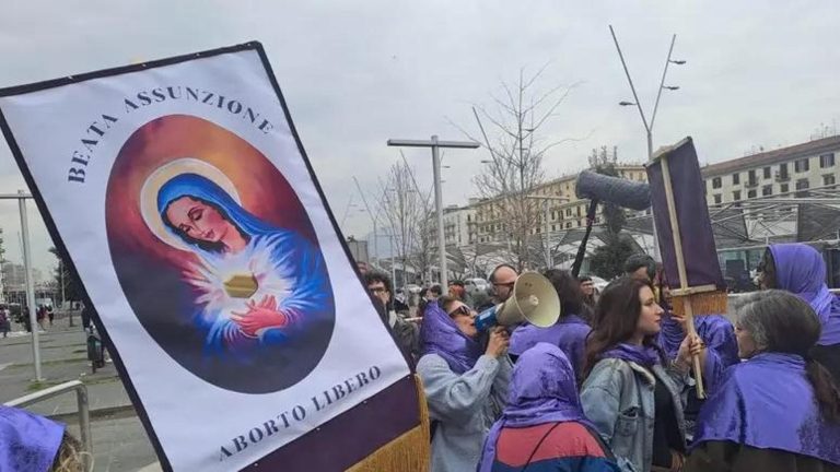 8 marzo, a Napoli una Madonna con pillola abortiva sullo stendardo al corteo “Non una di meno” 8 marzo, a Napoli una Madonna con pillola abortiva sullo stendardo al corteo “Non una di meno”