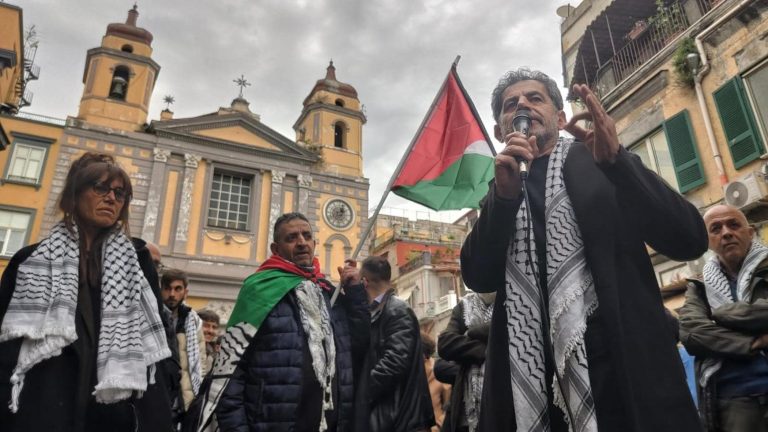 Aggredito perché palestinese, Napoli scende in piazza al fianco del regista Omar Suleiman