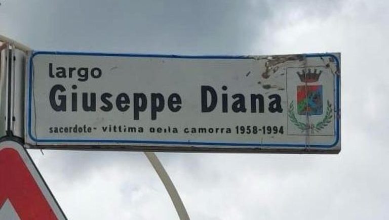Caserta, torna al suo posto la targa per don Giuseppe Diana