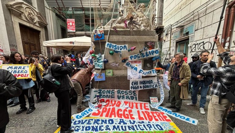 Flash mob “Mare libero Napoli”, una rete da pesca sulla statua del Nilo