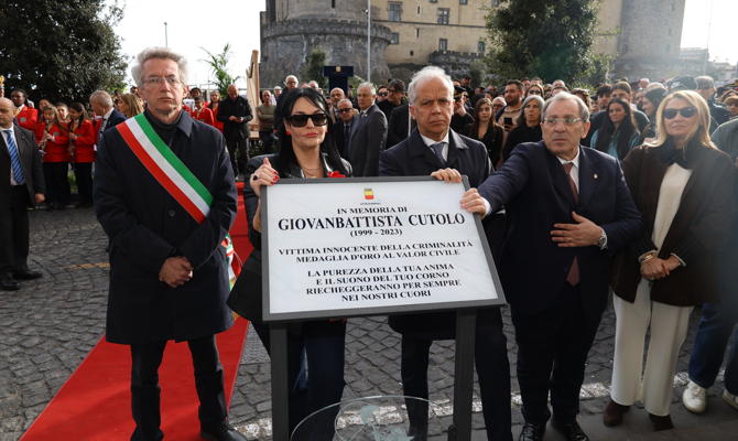 Manfredi e Piantedosi scoprono una targa in ricordo di Giogiò Cutolo Manfredi e Piantedosi scoprono una targa in ricordo di Giogiò Cutolo
