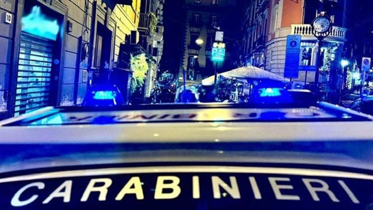 Movida violenta a Napoli: i carabinieri schierano anche i metal detector contro i coltelli